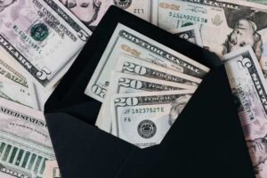 Envelope System vs. Budgeting App: Which Fits You Better?